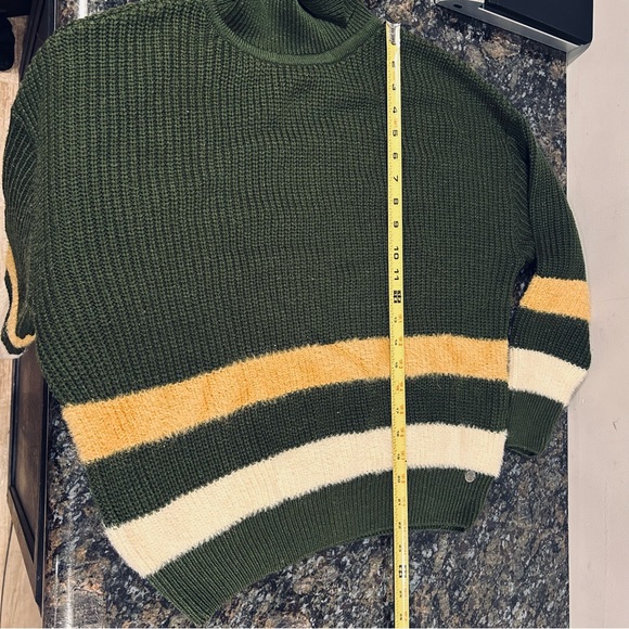 Campus Sutra Turtle Neck Green Gold Sweater Women’s Large - Picture 7 of 7